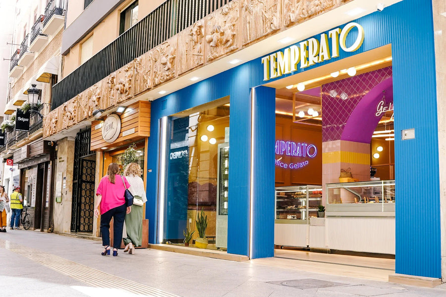 La fachada azul de Temperato en la calle Trapería de Murcia