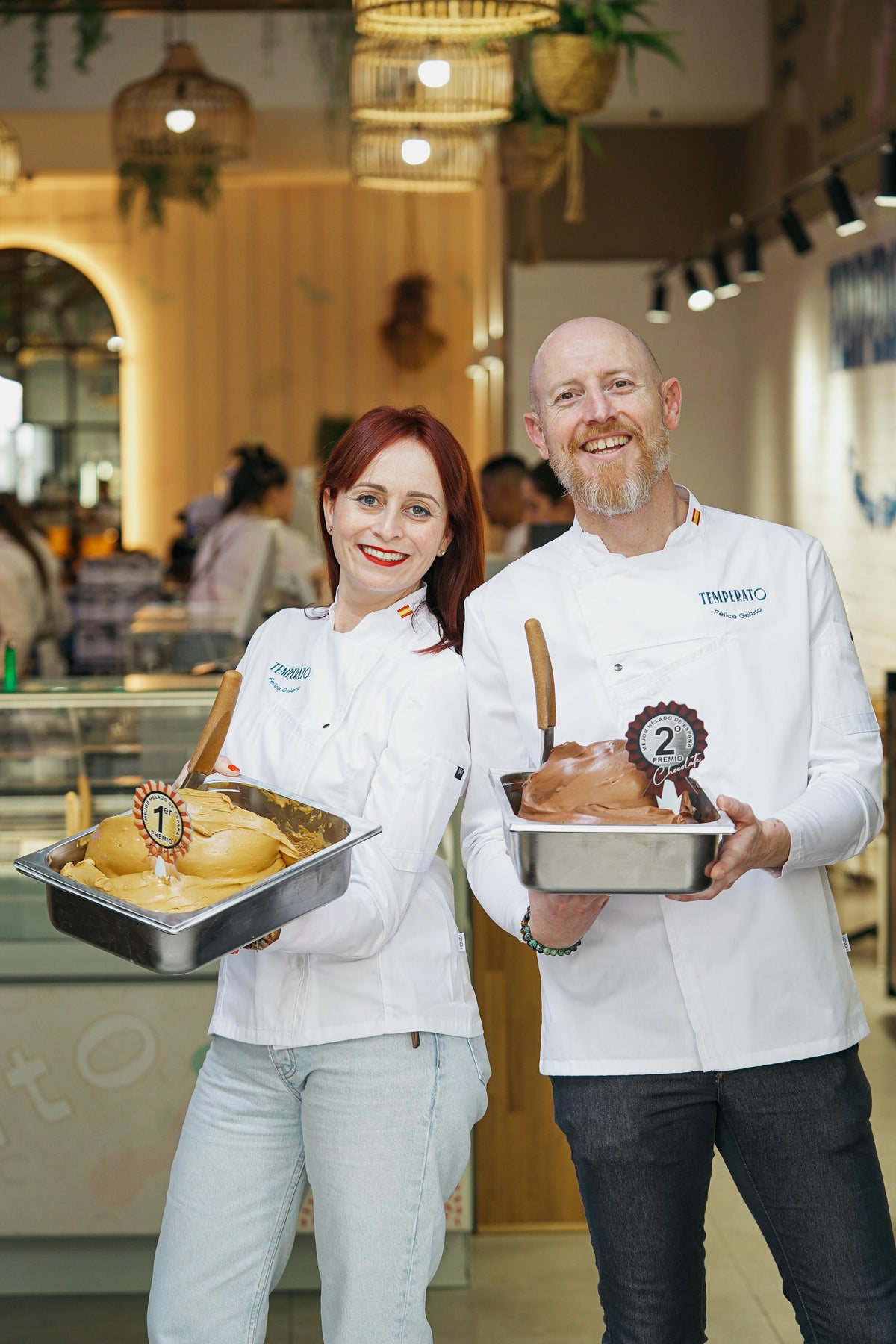 Los maestros heladeros de Temperato con las dos cubetas premiadas en el Gran Premio del Helado Artesano: primer premio de dulce de leche y segundo de chocolate