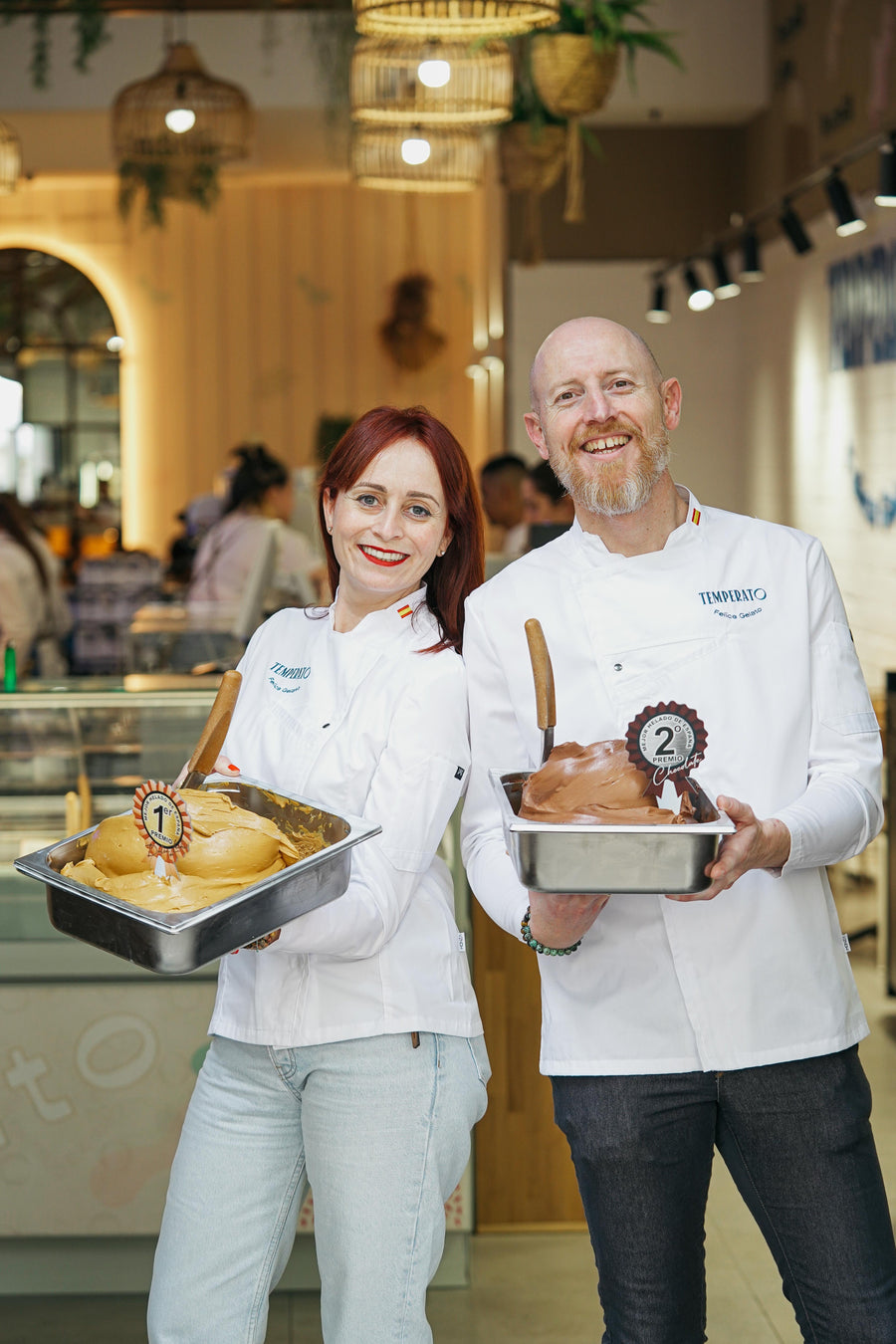 Los maestros heladeros de Temperato con las dos cubetas premiadas en el Gran Premio del Helado Artesano: primer premio de dulce de leche y segundo de chocolate