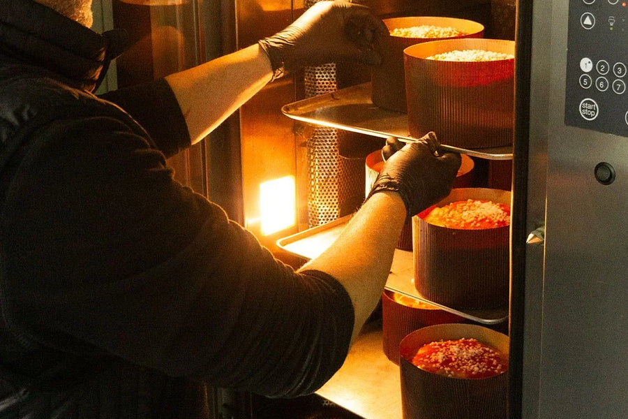 Moldes con la masa del panettone entrando al horno del obrador de Temperato