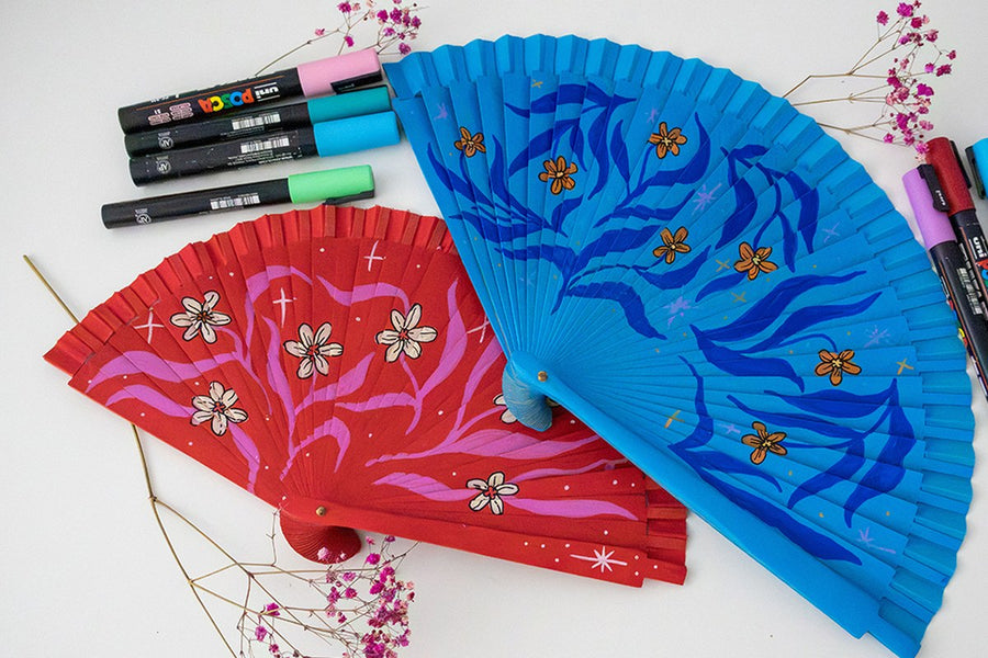 Diseño «flores abiertas»: flores y hojas pintadas por todo el abanico, con los rotuladores Posca del taller