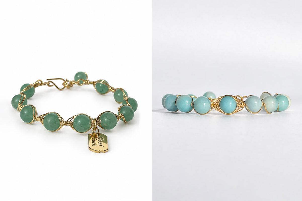 Dos pulseras de piedras verdes y turquesas engarzadas con hilo dorado, una con un colgante dorado con la palabra Good luck