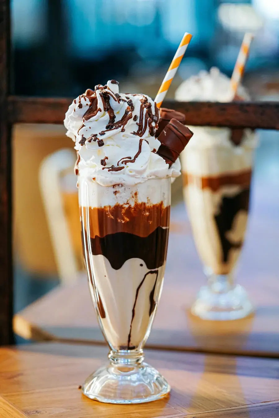 Batido deluxe con nata, chocolate y barquillos