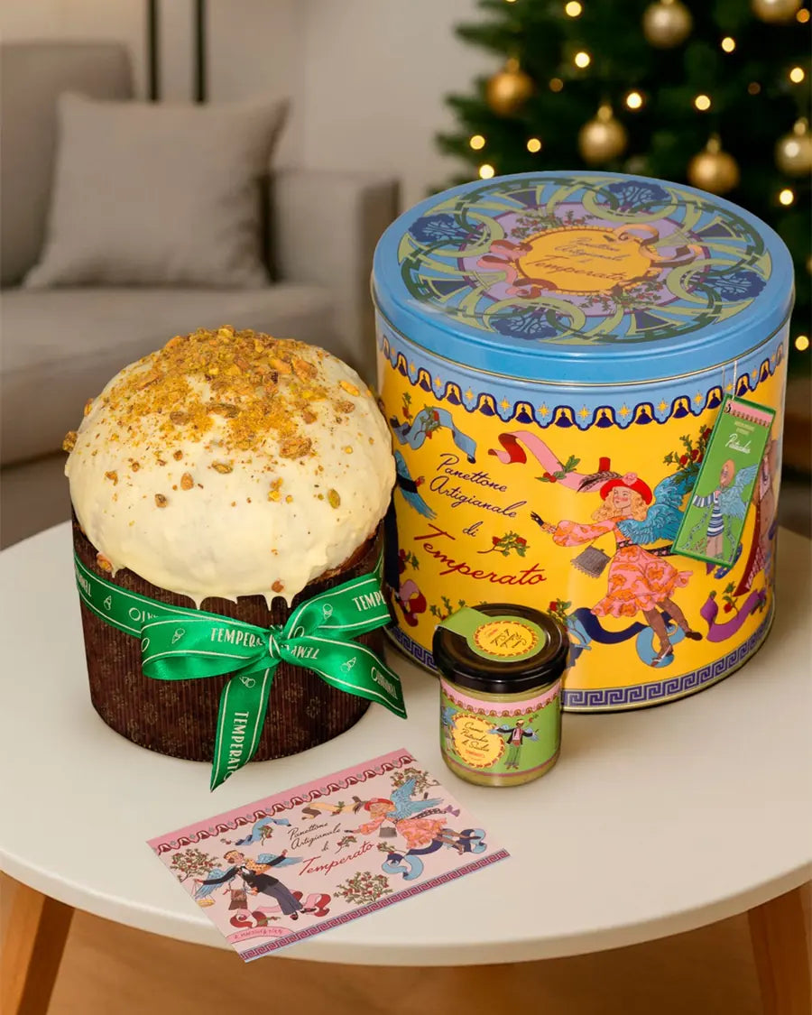 El panettone con su lata de colección, el tarro de crema y la tarjeta de regalo