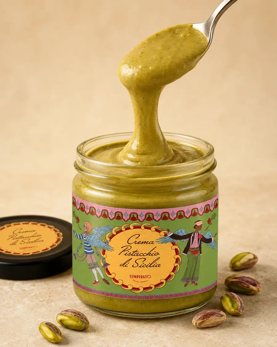 El tarro abierto de crema de pistacho de Sicilia con la cuchara