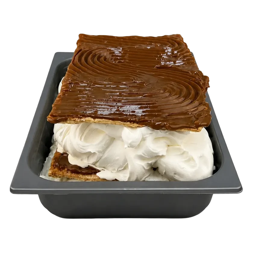 Cubeta de gelato de milhojas de nata con dulce de leche en la vitrina de Temperato