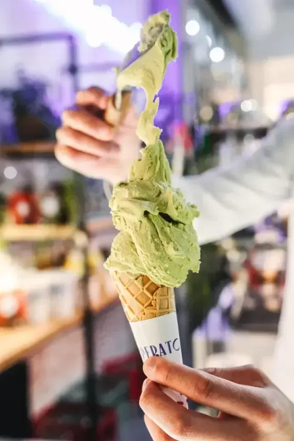 Helado artesanal recién servido en una gelatería Temperato