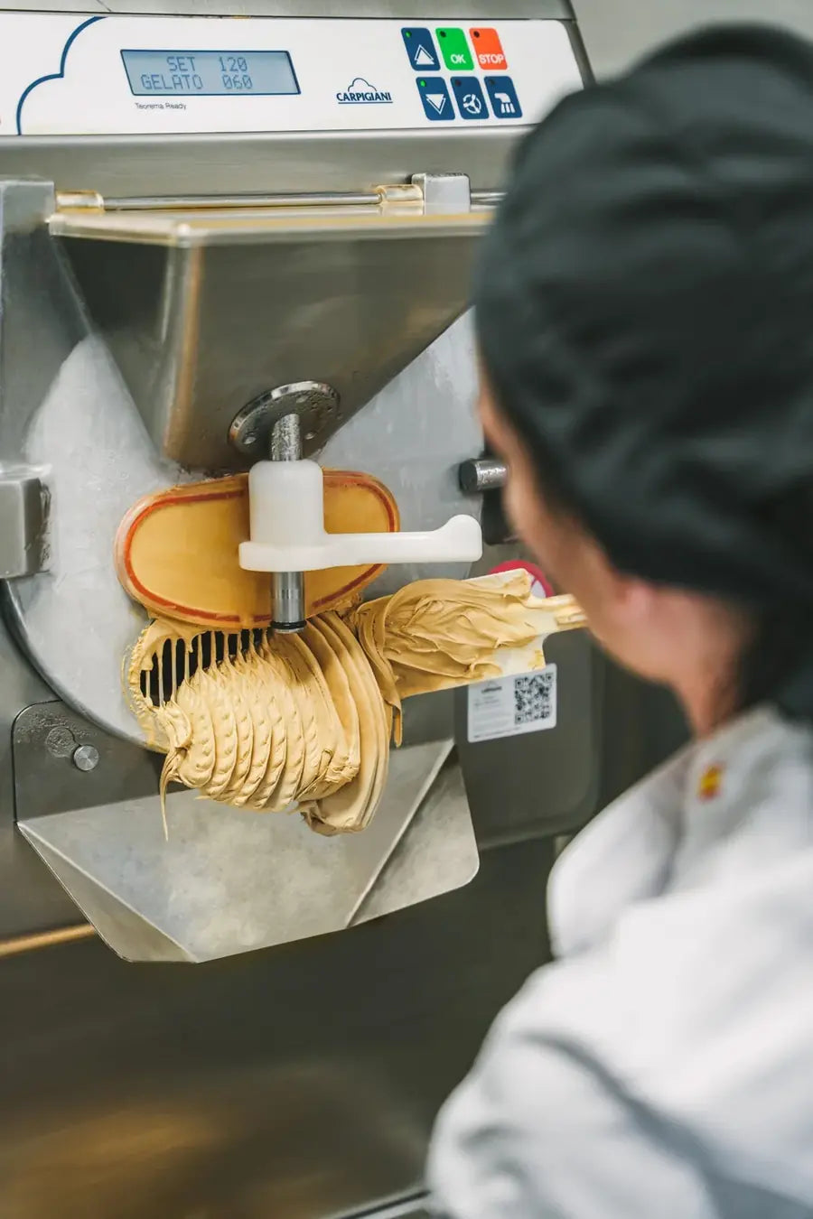 Sacando el gelato de la mantecadora en el obrador de Totana