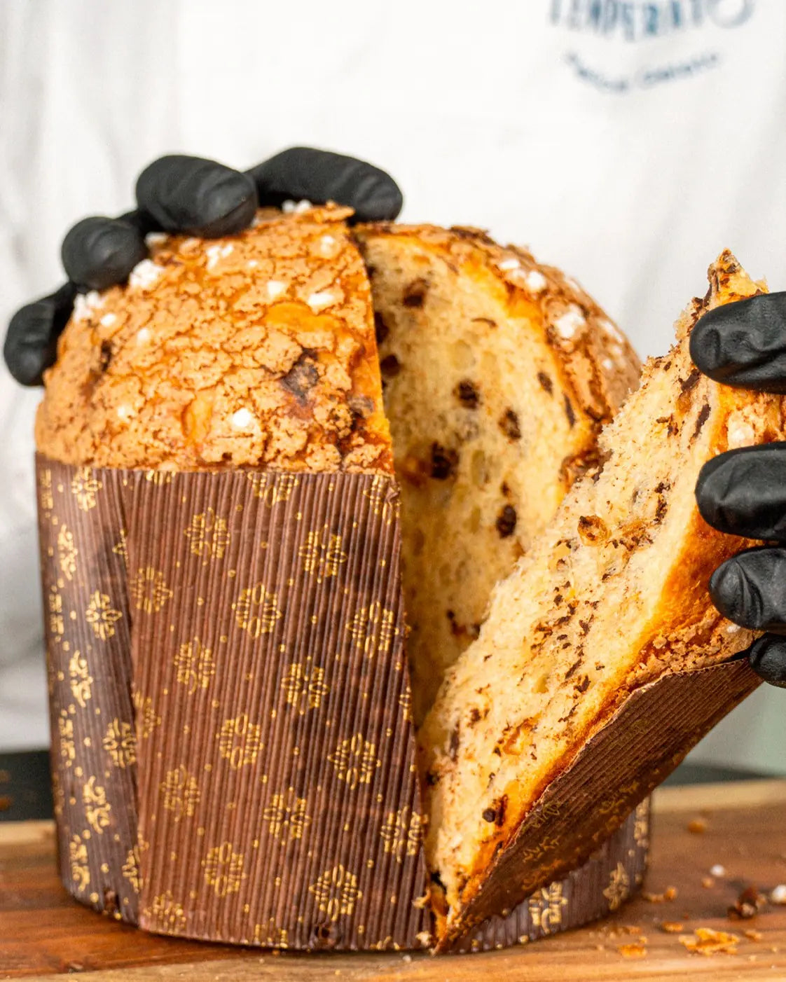 El primer corte de un panettone recién hecho