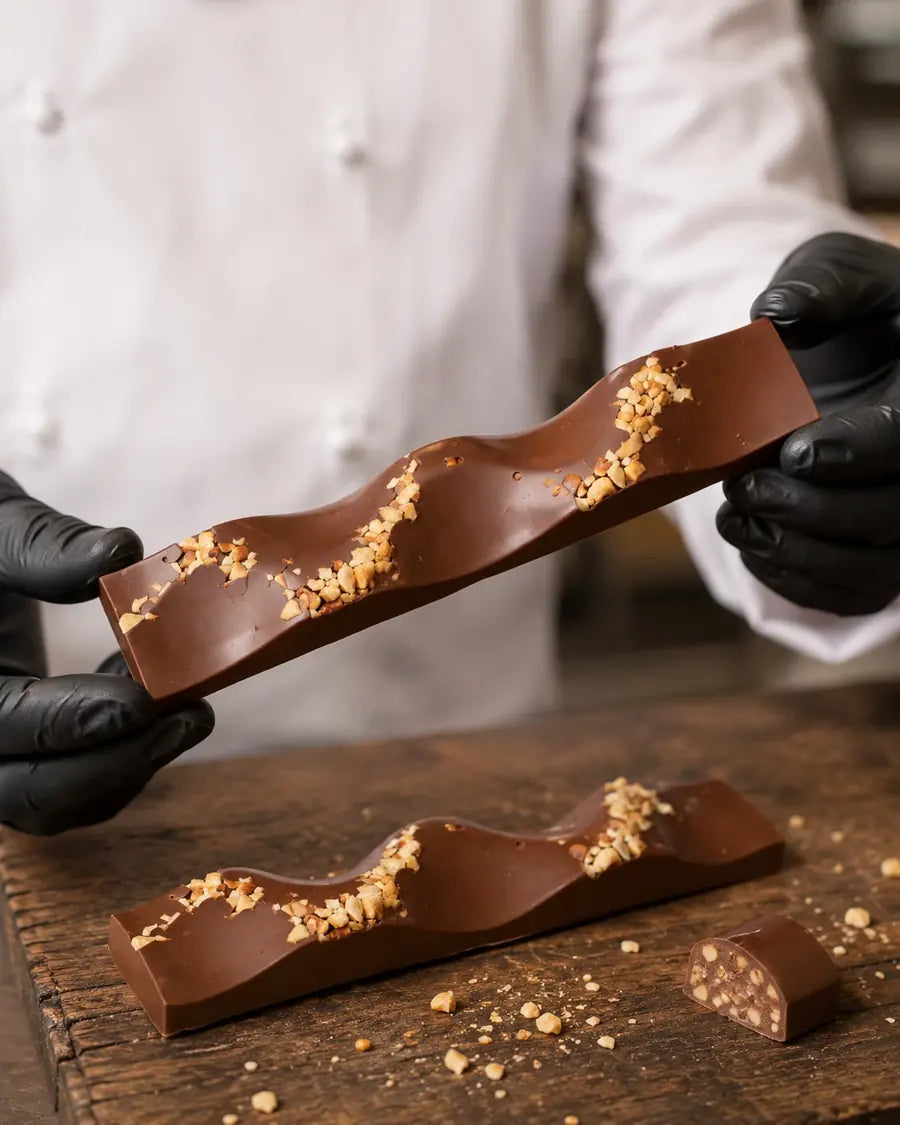 Tableta de turrón de chocolate con leche y avellana tostada