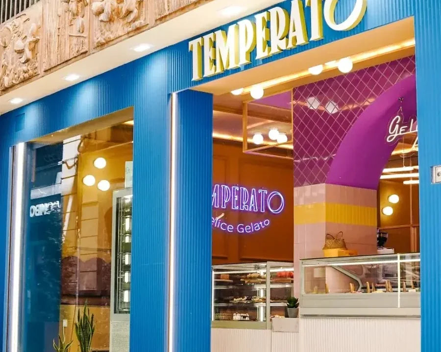 Vitrina y rótulo de una gelatería Temperato vistos desde la calle